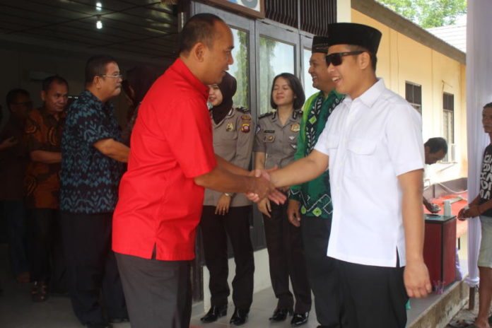 Ketua DPRD Sekadau, Albertus Pinus SSos MH menyampaikan ucapan selamat Idulfitri 1439 Hijriah kepada Kapolres Sekadau, AKBP Anggon Salazar Tarmizi SIK beserta jajarannya.