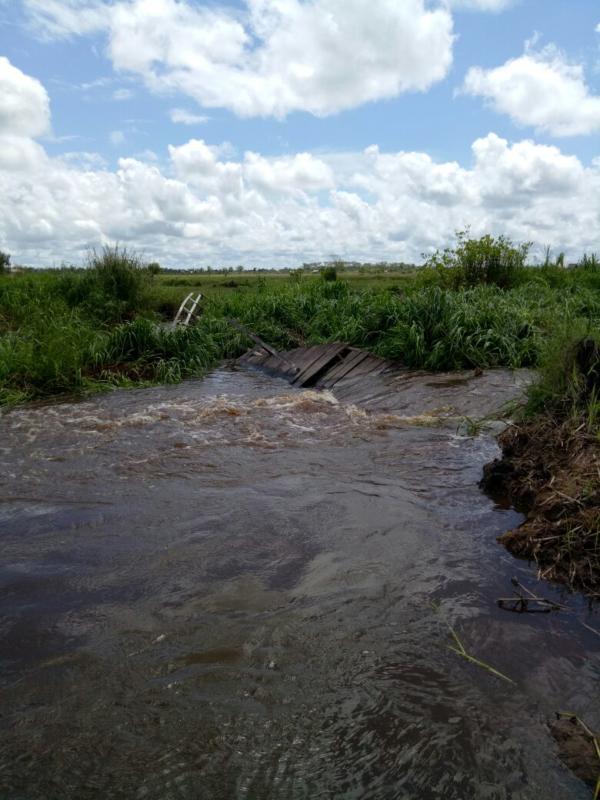 Jembatan Diseret Air. Jembatan di Dusun Sidorejo, Desa Sedahan Jaya, Sukadana terbawa arus, sehingga membuat petani setempat menjadi kesulitan mengangkut hasil panen meraka. Warga for Rakyat Kalbar