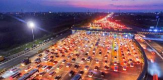 Jumlah Kendaraan Melebihi Prediksi ONE WAY. Suasana gerbang tol Cikarang Utama, polisi telah memberlakukan system satu arah atau one way traffic di tol Jakarta-Cikampek (Japek) dan Cikopo-Palimanan (Cipali). Raka Denny-Jawa Pos