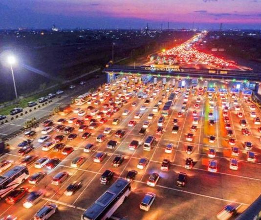 Jumlah Kendaraan Melebihi Prediksi ONE WAY. Suasana gerbang tol Cikarang Utama, polisi telah memberlakukan system satu arah atau one way traffic di tol Jakarta-Cikampek (Japek) dan Cikopo-Palimanan (Cipali). Raka Denny-Jawa Pos