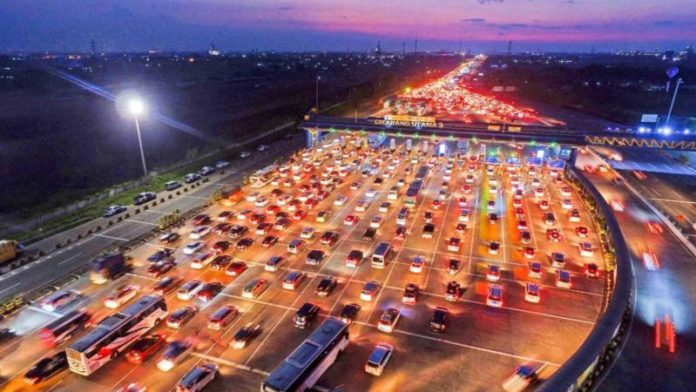 ONE WAY. Suasana gerbang tol Cikarang Utama, polisi telah memberlakukan system satu arah atau one way traffic di tol Jakarta-Cikampek (Japek) dan Cikopo-Palimanan (Cipali). Raka Denny-Jawa Pos