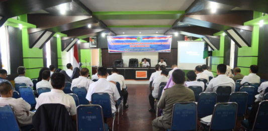 Pembahasan Raperda Kabupaten Sintang Tahun Anggaran 2018 Bahas Raperda. Sekda Sintang, Dra Yosepha Hasnah, M.Si menghadiri pembahasan Raperda Kabupaten Sintang Tahun Anggaran 2018 di Balai Ruai, Kompleks Rumah Jabatan Bupati Sintang, Rabu (6/6/). Humas Pemkab Sintang for Rakyat Kalbar