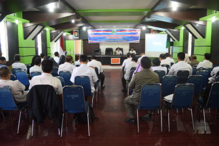 Bahas Raperda. Sekda Sintang, Dra Yosepha Hasnah, M.Si menghadiri pembahasan Raperda Kabupaten Sintang Tahun Anggaran 2018 di Balai Ruai, Kompleks Rumah Jabatan Bupati Sintang, Rabu (6/6/). Humas Pemkab Sintang for Rakyat Kalbar