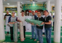 Hotel Aston dan Neo Bersihkan Masjid BANTUAN. Penglola Hotel Aston dan Neo Pontianak menyerahkan bantuan sajadah kepada pengurus Masjid Baiturrahman Pontianak, Kamis (7/6). Humas Hotel Aston for RK