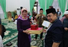 Banyak Prestasi, Pontianak Bikin Bangga Kalbar BANTUAN. Dodi Riyamadji menyerahkan bantuan kepada Mahmudah untuk sejumlah masjid yang ada di Kota Pontianak di Aula Rumah Dinas Wali Kota, Senin (11/6). Humas for RK
