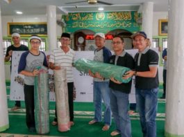 BANTUAN. Penglola Hotel Aston dan Neo Pontianak menyerahkan bantuan sajadah kepada pengurus Masjid Baiturrahman Pontianak, Kamis (7/6). Humas Hotel Aston for RK