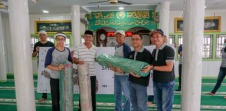 Hotel Aston dan Neo Bersihkan Masjid BANTUAN. Penglola Hotel Aston dan Neo Pontianak menyerahkan bantuan sajadah kepada pengurus Masjid Baiturrahman Pontianak, Kamis (7/6). Humas Hotel Aston for RK