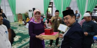 Banyak Prestasi, Pontianak Bikin Bangga Kalbar BANTUAN. Dodi Riyamadji menyerahkan bantuan kepada Mahmudah untuk sejumlah masjid yang ada di Kota Pontianak di Aula Rumah Dinas Wali Kota, Senin (11/6). Humas for RK