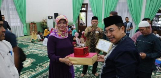 Banyak Prestasi, Pontianak Bikin Bangga Kalbar BANTUAN. Dodi Riyamadji menyerahkan bantuan kepada Mahmudah untuk sejumlah masjid yang ada di Kota Pontianak di Aula Rumah Dinas Wali Kota, Senin (11/6). Humas for RK