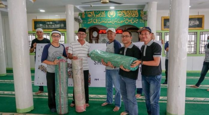 Hotel Aston dan Neo Bersihkan Masjid BANTUAN. Penglola Hotel Aston dan Neo Pontianak menyerahkan bantuan sajadah kepada pengurus Masjid Baiturrahman Pontianak, Kamis (7/6). Humas Hotel Aston for RK