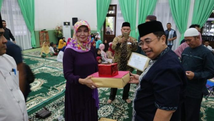 BANTUAN. Dodi Riyamadji menyerahkan bantuan kepada Mahmudah untuk sejumlah masjid yang ada di Kota Pontianak di Aula Rumah Dinas Wali Kota, Senin (11/6). Humas for RK