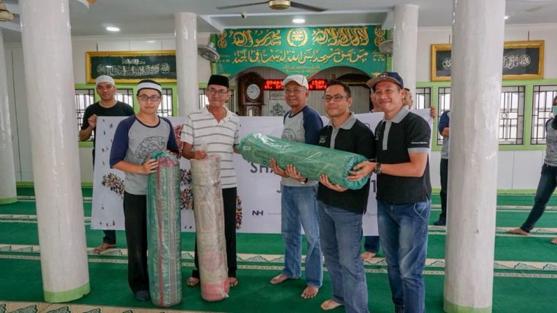 BANTUAN. Penglola Hotel Aston dan Neo Pontianak menyerahkan bantuan sajadah kepada pengurus Masjid Baiturrahman Pontianak, Kamis (7/6). Humas Hotel Aston for RK