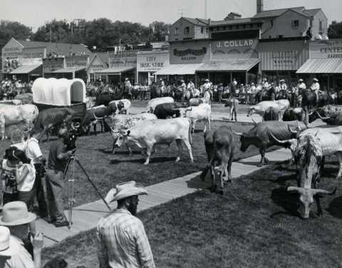 HISTORIS. Foto bersejarah parade ternak di jalan utama Dodge City, KS. (1966). Business Wire