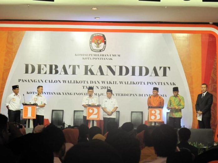 DEBAT. Debat kandidat Wali Kota dan Wakil Wali Kota Pontianak di Hotel Aston, Selasa malam (19/6). Maulidi Murni-RK