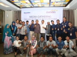 DIABADIKAN. Pimpinan Bank Mandiri Cabang Pontianak bersama staf foto bersama dengan sejumlah pimpinan dan jurnalis Kalbar dikegiatan Media Gathering yang digelar di Hotel Gajamada Pontianak, Kamis (7/6). Nova Sari-Rk