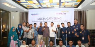 Libur Panjang, Bank Mandiri Tetap Beri Pelayanan DIABADIKAN. Pimpinan Bank Mandiri Cabang Pontianak bersama staf foto bersama dengan sejumlah pimpinan dan jurnalis Kalbar dikegiatan Media Gathering yang digelar di Hotel Gajamada Pontianak, Kamis (7/6). Nova Sari-Rk