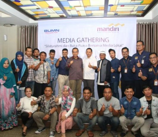 Libur Panjang, Bank Mandiri Tetap Beri Pelayanan DIABADIKAN. Pimpinan Bank Mandiri Cabang Pontianak bersama staf foto bersama dengan sejumlah pimpinan dan jurnalis Kalbar dikegiatan Media Gathering yang digelar di Hotel Gajamada Pontianak, Kamis (7/6). Nova Sari-Rk