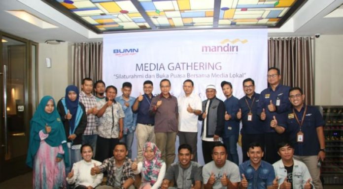 Libur Panjang, Bank Mandiri Tetap Beri Pelayanan DIABADIKAN. Pimpinan Bank Mandiri Cabang Pontianak bersama staf foto bersama dengan sejumlah pimpinan dan jurnalis Kalbar dikegiatan Media Gathering yang digelar di Hotel Gajamada Pontianak, Kamis (7/6). Nova Sari-Rk
