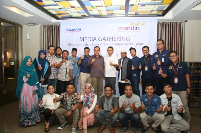 DIABADIKAN. Pimpinan Bank Mandiri Cabang Pontianak bersama staf foto bersama dengan sejumlah pimpinan dan jurnalis Kalbar dikegiatan Media Gathering yang digelar di Hotel Gajamada Pontianak, Kamis (7/6). Nova Sari-Rk