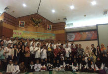 FKIJK Beri Daud Jordan Penghargaan DIABADIKAN. Foto bersama usai buka puasa yang digelar FKIJK di Bank Kalbar, Selasa (4/6). Nova Sari-RK