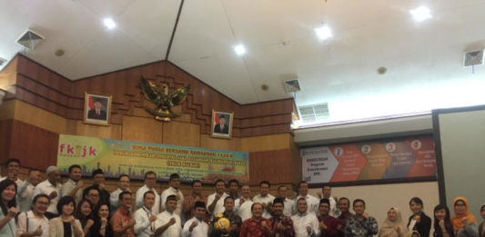 FKIJK Beri Daud Jordan Penghargaan DIABADIKAN. Foto bersama usai buka puasa yang digelar FKIJK di Bank Kalbar, Selasa (4/6). Nova Sari-RK