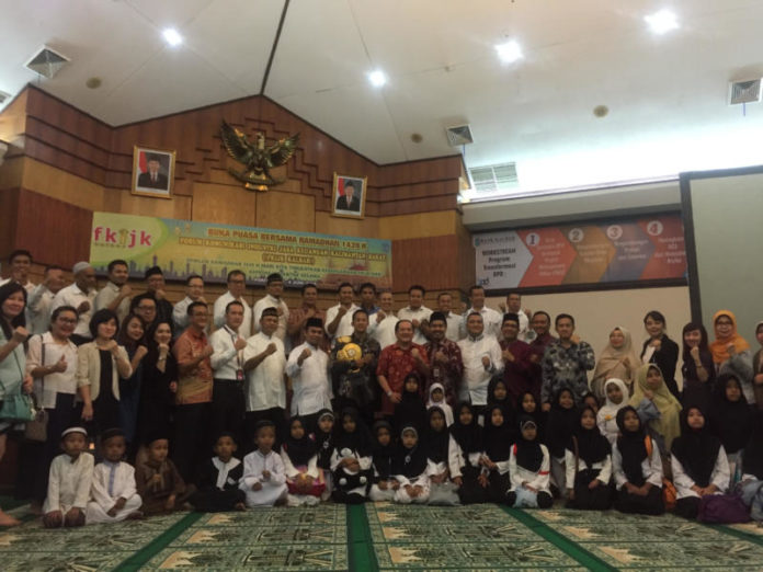 DIABADIKAN. Foto bersama usai buka puasa yang digelar FKIJK di Bank Kalbar, Selasa (4/6). Nova Sari-RK