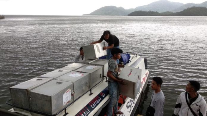 DITUNDA. Sejumlah petugas KPU Kayong Utara memuat logistik Pilkada ke speedboat di Pelabuhan TPI Sukadana, Jumat (22/6). Proses pendistribusian logistik ini ke PPK Kepulauan Karimata terpaksa ditunda akibat cuaca buruk. Kamiriluddin-RK