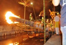 Festival Meriam Karbit Siap Menggetarkan Bumi Khatulistiwa MERIAM. Sejumlah warga menyulut meriam saat menyambut Idul Fitri, Kamis malam (14/6). Humas Pemkot for RK