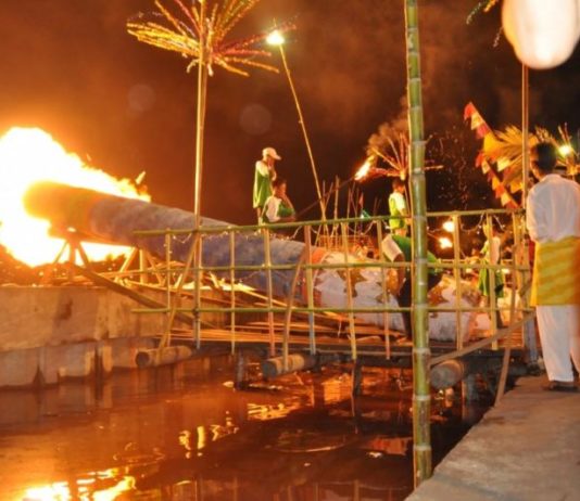 259 Meriam Karbit Siap Getarkan Pontianak MERIAM. Sejumlah warga menyulut meriam saat menyambut Idul Fitri, Kamis malam (14/6). Humas Pemkot for RK