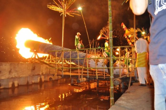 MERIAM. Sejumlah warga menyulut meriam saat menyambut Idul Fitri, Kamis malam (14/6). Humas Pemkot for RK