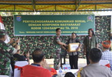 Pesta Sudah Usai, Waktunya Cuci Piring Dandim Sanggau, Letkol (inf) Herry Purwanto menyerahkan seperangkat alat olahraga pada tokoh masyarakat sesaat usai acara, Jumat (29/6)—Kiram Akbar