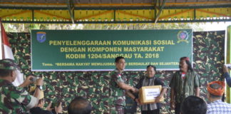 Pesta Sudah Usai, Waktunya Cuci Piring Dandim Sanggau, Letkol (inf) Herry Purwanto menyerahkan seperangkat alat olahraga pada tokoh masyarakat sesaat usai acara, Jumat (29/6)—Kiram Akbar