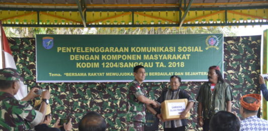 Pesta Sudah Usai, Waktunya Cuci Piring Dandim Sanggau, Letkol (inf) Herry Purwanto menyerahkan seperangkat alat olahraga pada tokoh masyarakat sesaat usai acara, Jumat (29/6)—Kiram Akbar