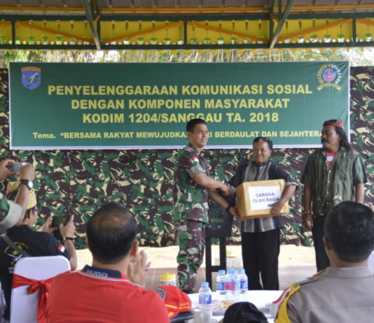 Pesta Sudah Usai, Waktunya Cuci Piring Dandim Sanggau, Letkol (inf) Herry Purwanto menyerahkan seperangkat alat olahraga pada tokoh masyarakat sesaat usai acara, Jumat (29/6)—Kiram Akbar