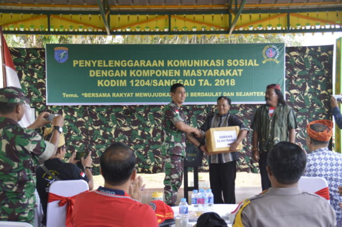 Dandim Sanggau, Letkol (inf) Herry Purwanto menyerahkan seperangkat alat olahraga pada tokoh masyarakat sesaat usai acara, Jumat (29/6)—Kiram Akbar