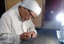 Menulis Rajah Datangkan Berkah MENULIS AYAT ALQURAN. Usman Khalid sedang menyelesaikan rajah ayat suci Alquran di sebuah kertas di rumahnya, Desa Langko, Kecamatan Lingsar, Lobar. Lombok Pos Photo