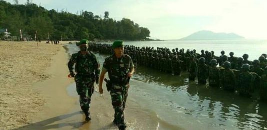Danpussenif: Disiplin adalah Nafas dan Kehormatan adalah Segala-galanya CEK PASUKAN. Danrindam XII Tanjungpura Kolonel Inf Martin Susilo M Turnip SH mencek pasukan pada tradisi pembaretan di Pantai Kura Kura, Bengkayang, Rabu (6/6)--Rindam XII TPR for RK