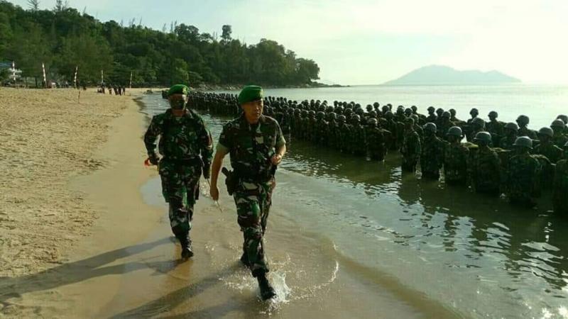 CEK PASUKAN. Danrindam XII Tanjungpura Kolonel Inf Martin Susilo M Turnip SH mencek pasukan pada tradisi pembaretan di Pantai Kura Kura, Bengkayang, Rabu (6/6)--Rindam XII TPR for RK