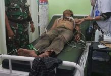 Kakek Peminum Tinta Pilkada, Aman-aman Saja PERTOLONGAN MEDIS. Mustafa, anggota Linmas TPS 01 di Jalan Komodor Yos Sudarso, Kecamatan Pontianak Barat yang tak sengaja minum tinta Pilkada diberi pertolongan medis RS Kartika Husada, Jalan Adi Sucipto, Kamis (28/6)—Pendam XII Tpr for RK