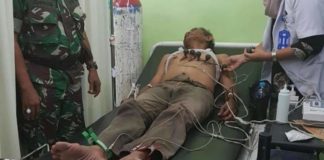 Kakek Peminum Tinta Pilkada, Aman-aman Saja PERTOLONGAN MEDIS. Mustafa, anggota Linmas TPS 01 di Jalan Komodor Yos Sudarso, Kecamatan Pontianak Barat yang tak sengaja minum tinta Pilkada diberi pertolongan medis RS Kartika Husada, Jalan Adi Sucipto, Kamis (28/6)—Pendam XII Tpr for RK