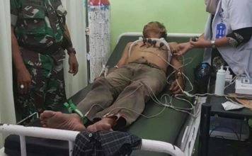 Kakek Peminum Tinta Pilkada, Aman-aman Saja PERTOLONGAN MEDIS. Mustafa, anggota Linmas TPS 01 di Jalan Komodor Yos Sudarso, Kecamatan Pontianak Barat yang tak sengaja minum tinta Pilkada diberi pertolongan medis RS Kartika Husada, Jalan Adi Sucipto, Kamis (28/6)—Pendam XII Tpr for RK