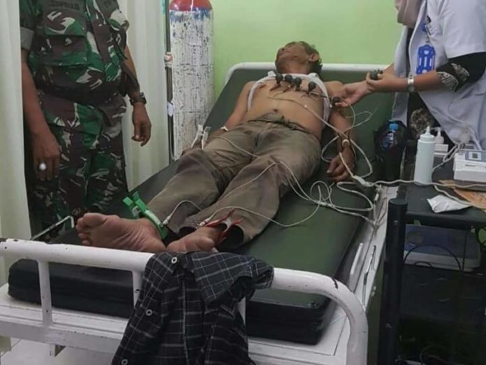 PERTOLONGAN MEDIS. Mustafa, anggota Linmas TPS 01 di Jalan Komodor Yos Sudarso, Kecamatan Pontianak Barat yang tak sengaja minum tinta Pilkada diberi pertolongan medis RS Kartika Husada, Jalan Adi Sucipto, Kamis (28/6)—Pendam XII Tpr for RK