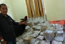 KPU Kayong Utara Terima Logistik Pilgub Logistik KPU. Ketua KPU Kayong Utara, Dedy Efendy menunjukkan logistik berupa surat suara. Untuk kebutuhan Pemilihan Gubernur dan Wakil Gubernur Kalbar 2018 di Kantor KPU Kayong Utara, Sukadana, Senin (4/6). Kamiriluddin/RK.