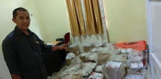 KPU Kayong Utara Terima Logistik Pilgub Logistik KPU. Ketua KPU Kayong Utara, Dedy Efendy menunjukkan logistik berupa surat suara. Untuk kebutuhan Pemilihan Gubernur dan Wakil Gubernur Kalbar 2018 di Kantor KPU Kayong Utara, Sukadana, Senin (4/6). Kamiriluddin/RK.