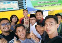 Pilkada Kayong Utara Berjalan Aman dan Lancar Nyoblos. Mantan Bupati Kayong Utara, H Hildi Hamid dikerumuni wartawan usai menyoblos di Sukadana, Rabu (27/6). Kamiriluddin/RK.