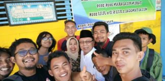 Pilkada Kayong Utara Berjalan Aman dan Lancar Nyoblos. Mantan Bupati Kayong Utara, H Hildi Hamid dikerumuni wartawan usai menyoblos di Sukadana, Rabu (27/6). Kamiriluddin/RK.