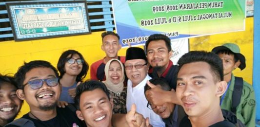 Pilkada Kayong Utara Berjalan Aman dan Lancar Nyoblos. Mantan Bupati Kayong Utara, H Hildi Hamid dikerumuni wartawan usai menyoblos di Sukadana, Rabu (27/6). Kamiriluddin/RK.