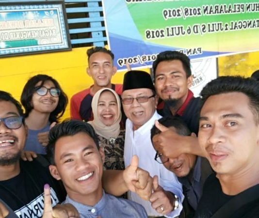 Pilkada Kayong Utara Berjalan Aman dan Lancar Nyoblos. Mantan Bupati Kayong Utara, H Hildi Hamid dikerumuni wartawan usai menyoblos di Sukadana, Rabu (27/6). Kamiriluddin/RK.