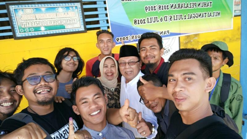 Nyoblos. Mantan Bupati Kayong Utara, H Hildi Hamid dikerumuni wartawan usai menyoblos di Sukadana, Rabu (27/6). Kamiriluddin/RK.