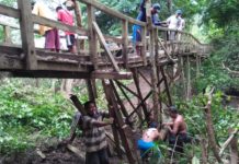 Jembatan Sungai Kempas Nyaris Ambruk Jembatan Rusak. Warga berjibaku melakukan perbaikan sementara agar jembatan Sungai Kempas tetap bisa dilalui warga, Kamis (28/6). Handika for Rakyat Kalbar